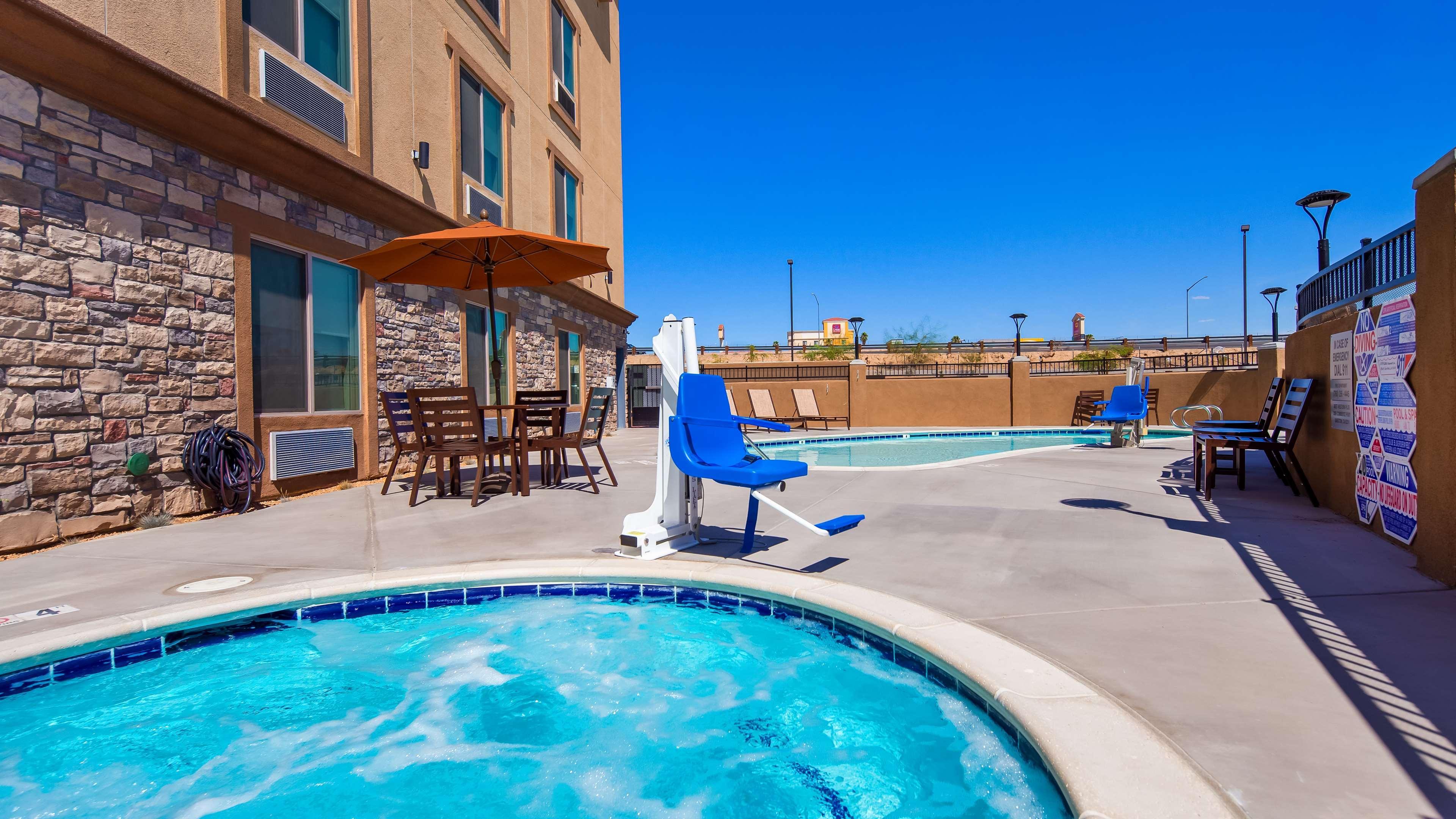 Best Western Plus New Barstow Inn & Suites Exterior photo